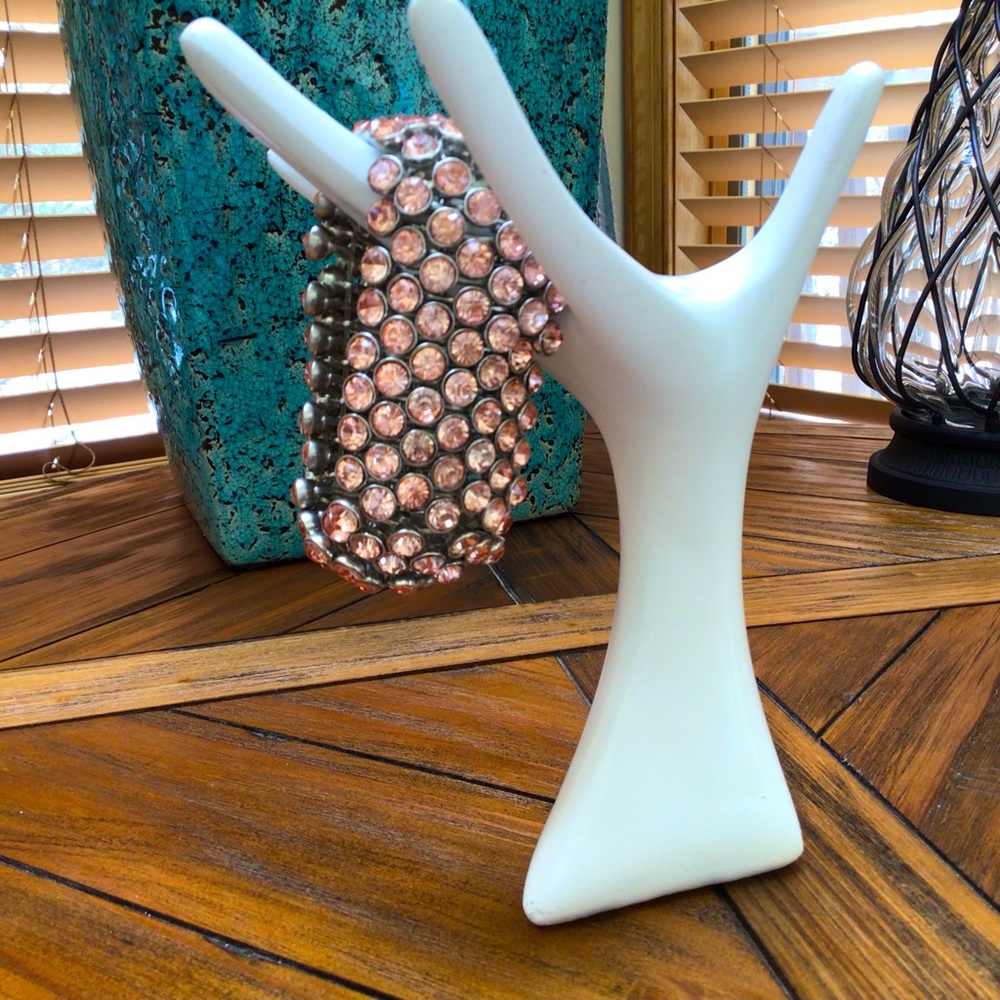 Pink stretchy rhinestone bracelet. EUC.